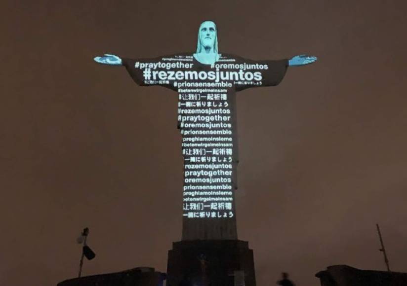 Mensajes de apoyo en diferentes idiomas se proyectaron en la estatua del Cristo Redentor de Río de Janeiro, Brasil, ante la crisis del coronavirus.