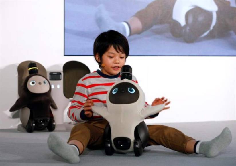 9. Crean robot para personas solitarias.<br/><br/>Robots que detectan tumores antes que los médicos, vehículos sin conductor, periodistas o policías cibernéticos... La inteligencia artificial ha sido foco de atención en 2018 por la revolución que genera y, sobre todo, por los dilemas éticos que plantea.<br/><br/>Este año, empresas del sector de la inteligencia artificial dieron pasos importantes. En enero, Misty Robotics presentó el robot Misty I para desarrollares. Mientras la firma japonesa Meltin exhibió su Meltant. Este repite los movimientos de las manos que son dirigidos por una persona a través de un guante. <br/><br/>Boston Dynamics mostró los avances del su humanoide Atlas el cual, según sus creadores, en el futuro podrá correr como una persona. Está desarrollando el SpotMini dotado de cuatro patas. Será capaz de caminar entre muchos obstáculos.<br/><br/>En diciembre, uno de los responsables del androide Pepper, Kaname Hayashi, presentó su nueva propuesta por la robótica emocional, Lovot, un aparato que aspira a convertirse en un nuevo compañero para el ser humano y solucionar el problema de la soledad. Emula a robots como BB8 de la saga Star Wars.