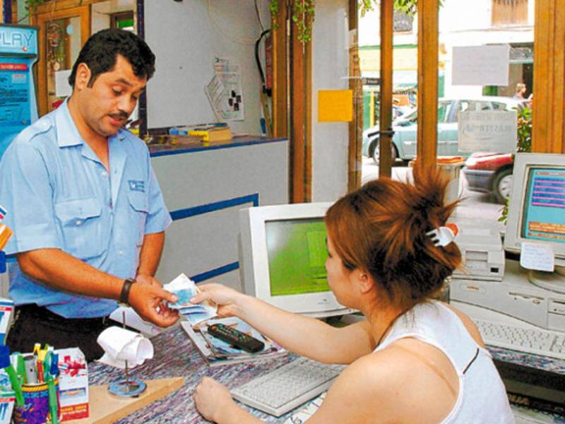 ESPAÑA REMESAS DE DINERO A LATINOAMERICA:MD79 MADRID (ESPAÑA) 15/06/04 Un inmigrante ecuatoriano realiza un envio de dinero a su país desde una oficina de Madrid,hoy martes 15 de junio.Más de mil millones de dólares de remesas son transferidos cada año de España a América Latina, mientras otros 1.000 millones llegan del resto de Europa,según un estudio publicado hoy por la Organización Internacional de las Migraciones (OIM), con sede en Ginebra.EFE/JM ESPINOSA