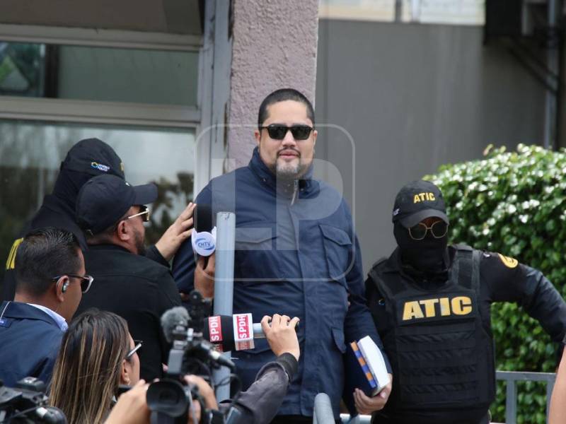 El exministro Cardona fue abordado por los medios de comunicación al salir de la CSJ.