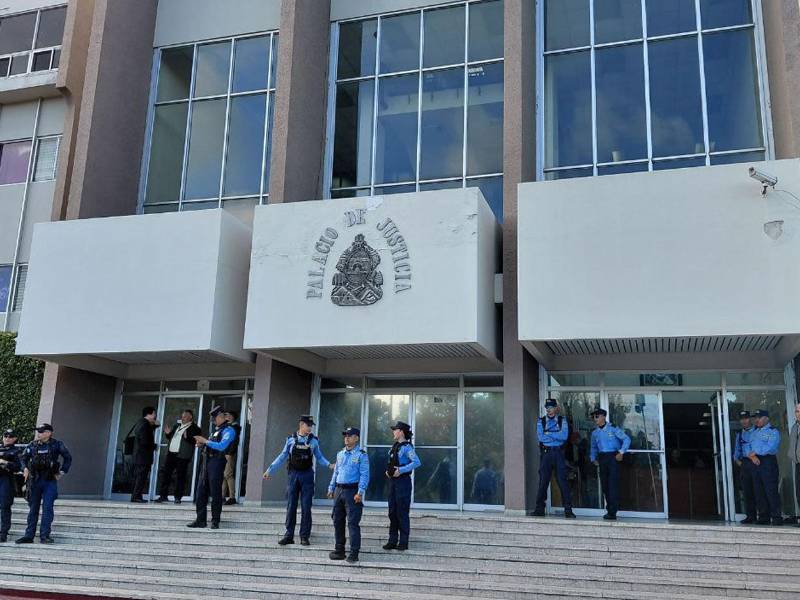 Solo nueve de los doce imputados comparecieron este viernes. La medida de arresto domiciliario continúa vigente.