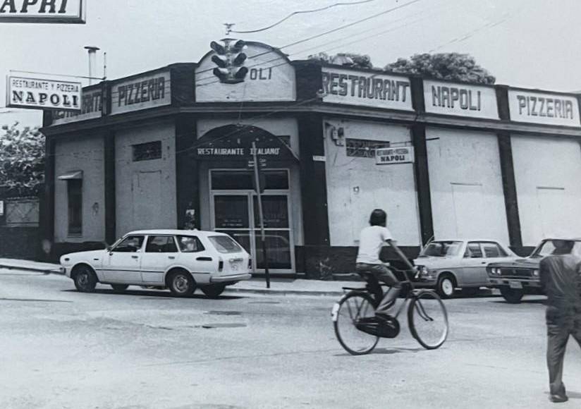 El Restaurante y Pizzería Napoli era uno de los favoritos de los sampedranos. Se ubicaba en el barrio El Centro, primera calle y 5 avenida. En la actualidad funciona como local comercial, pero forma parte del inventario de inmuebles históricos del Instituto de Antropología e Historia.