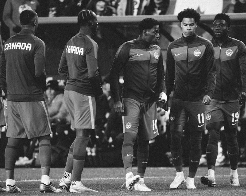 El catracho Stephan Ordóñez toma fotografías para la Selección de Canadá.