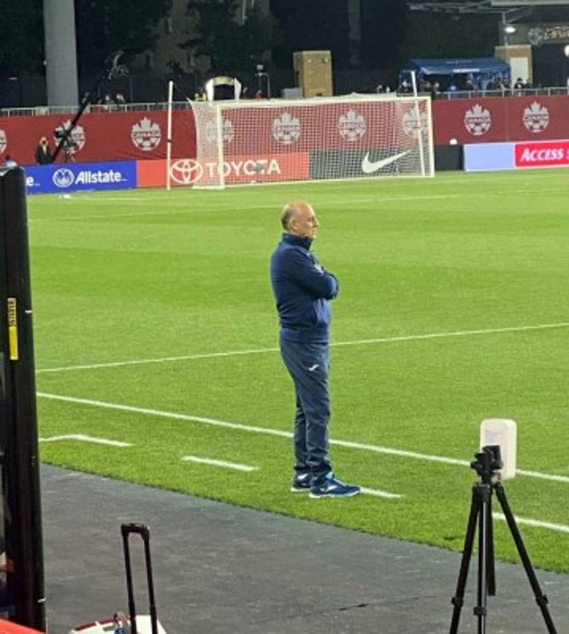 Fabián Coito observando a pie de campo el partido contra Canadá.