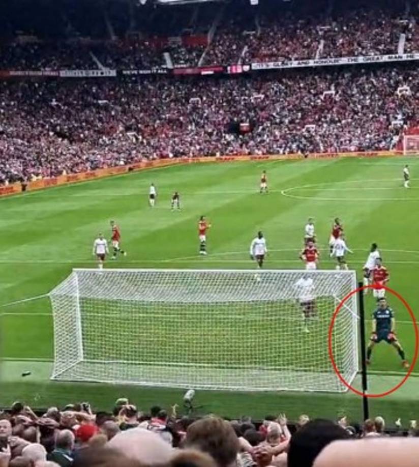 El bailecito que se tiró 'Dibu' Martínez frente a la afición del Manchester United.