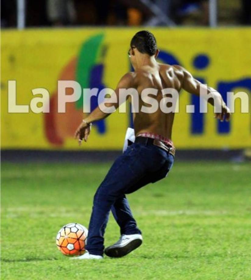 El seguidor olimpista entrando al área del Motagua.