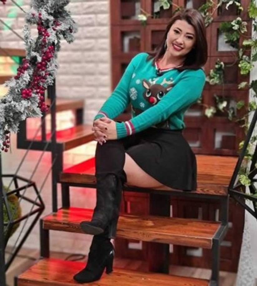 La guapa Milagro Flores, del canal HCH, con su sexy look bien navideño.
