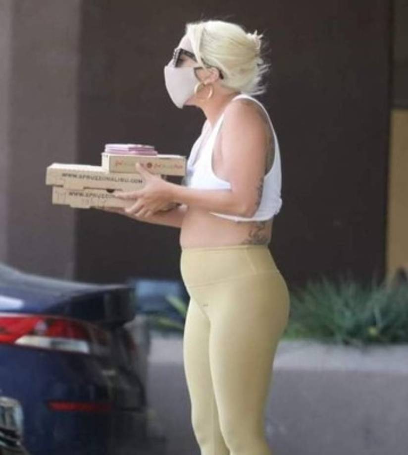 En estas fotos (que no tenemos autoría) que circulan en Twitter y Facebook, puede ver a una Lady Gaga diferente, con su vientre abultado, tal pareciera que estuviera esperando un bebé.