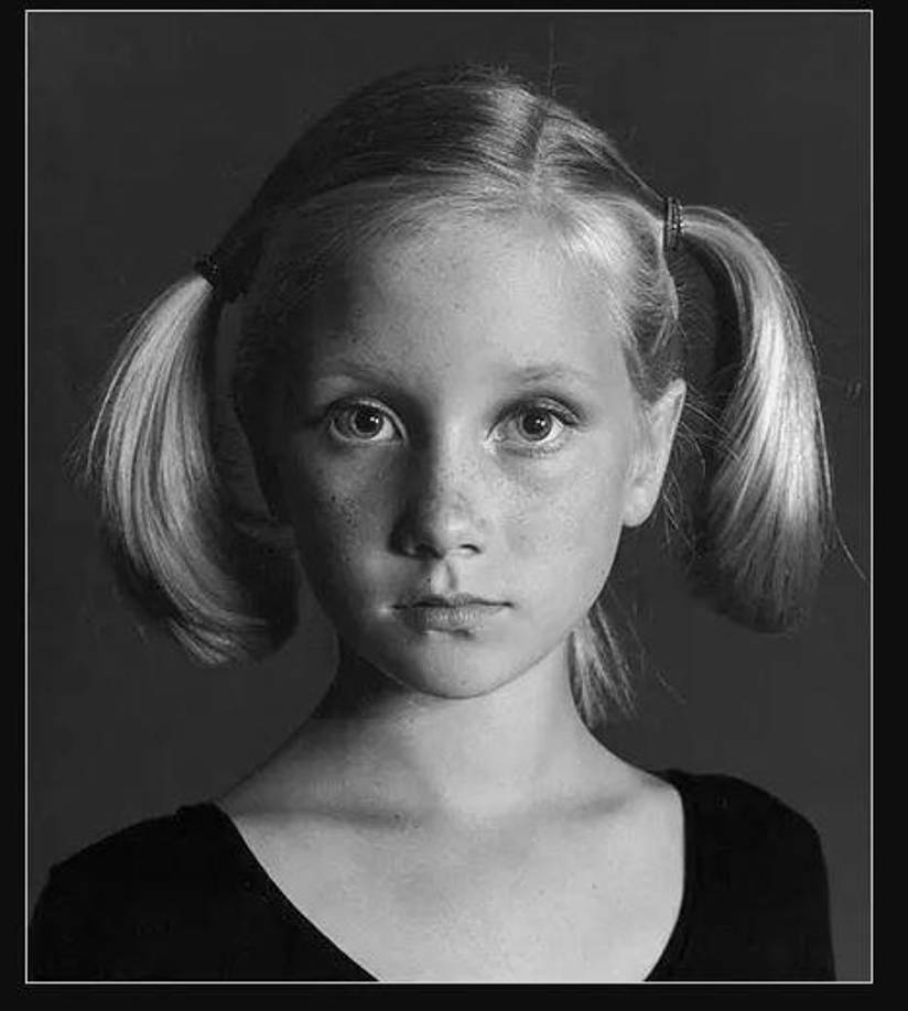 El calvario de Anne Heche inició desde que era muy pequeña. Su padre, Donald Heche, un pastor bautista y director de coro, abusaba sexualmente de ella. De este abuso, ella contrajo herpes genital. 