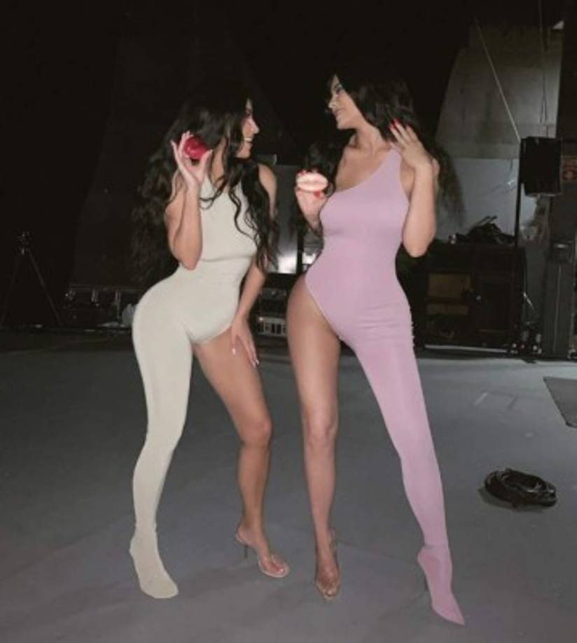 Para la campaña las hermanas visten trajes de látex que cubren una sola pierna.<br/>