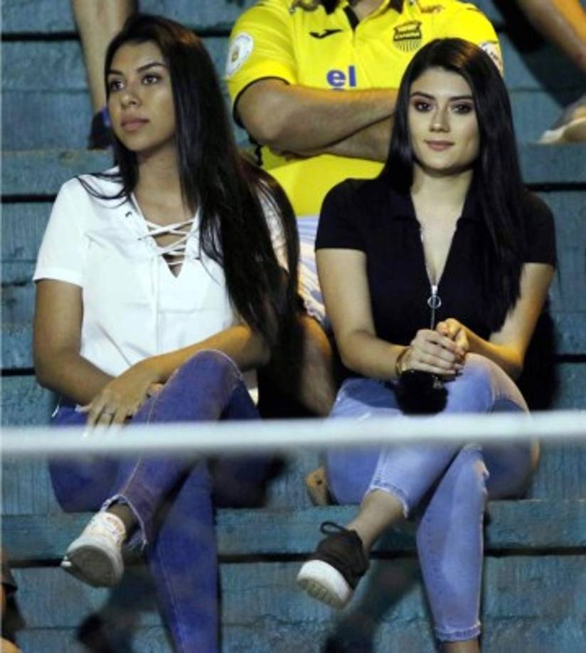 Dos bellas aficionadas observando el partido Honduras Progreso-Real España en el estadio Humberto Micheletti.