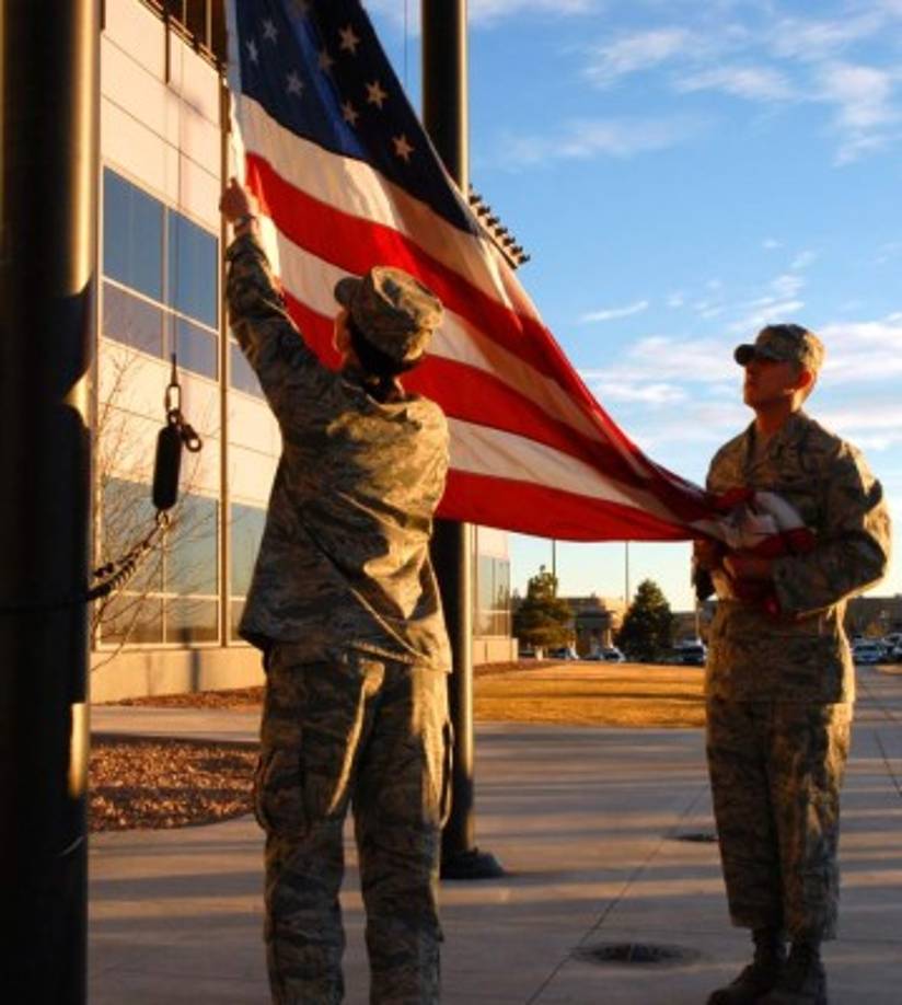 La Sección 4 del Código de Bandera dice: 'Yo prometo lealtad a la bandera de los Estados Unidos de América, y a la República que representa, una nación protegida por Dios, indivisible, con libertad y justicia para todos; debe ser rendida poniéndose de frente a la bandera con la mano derecha sobre el corazón.Cuando no estén uniformados, los hombres deben quitarse cualquier sombrero no religioso con la mano derecha y sujetarlo en el hombro izquierdo, la mano sobre el corazón. Permanecer en silencio, frente a la bandera, y hacer el saludo militar.'