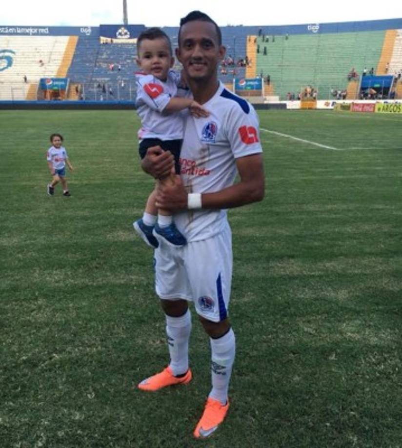 Diego Reyes disfrutó de sus hijos la victoria de Olimpia ante Platense. El delantero fue la figura al anotar el gol del triunfo.