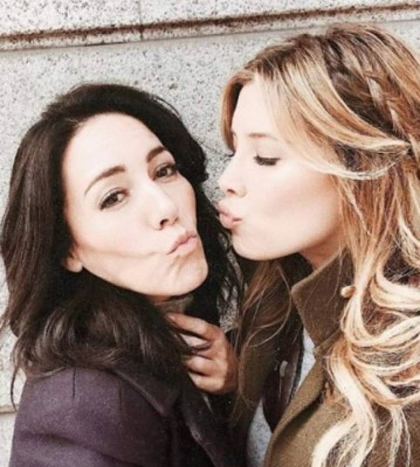 Ella no solamente actúa también canta. Stephanie hizo su debut en el mundo del espectáculo cantando a los 8 años junto a su madre, en el programa Noche a noche conducido por Verónica Castro.