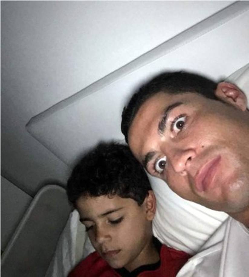 El delantero del Real Madrid en la cama con CR Jr. antes de dormir.