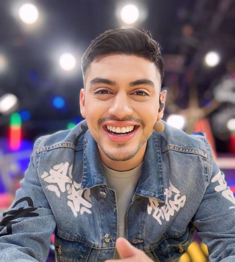 El presentador se ha visto muy cercano a la guapa conductora Laura Meza. 