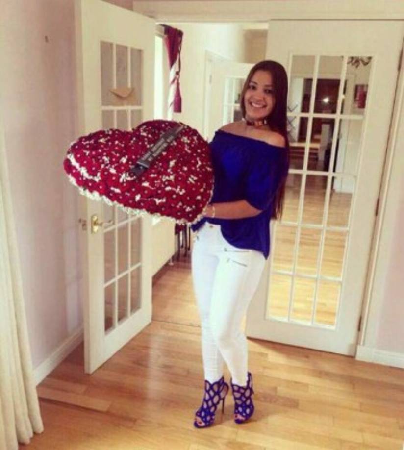 Con uno de los obsequios de Emilio, es un chico detallista.