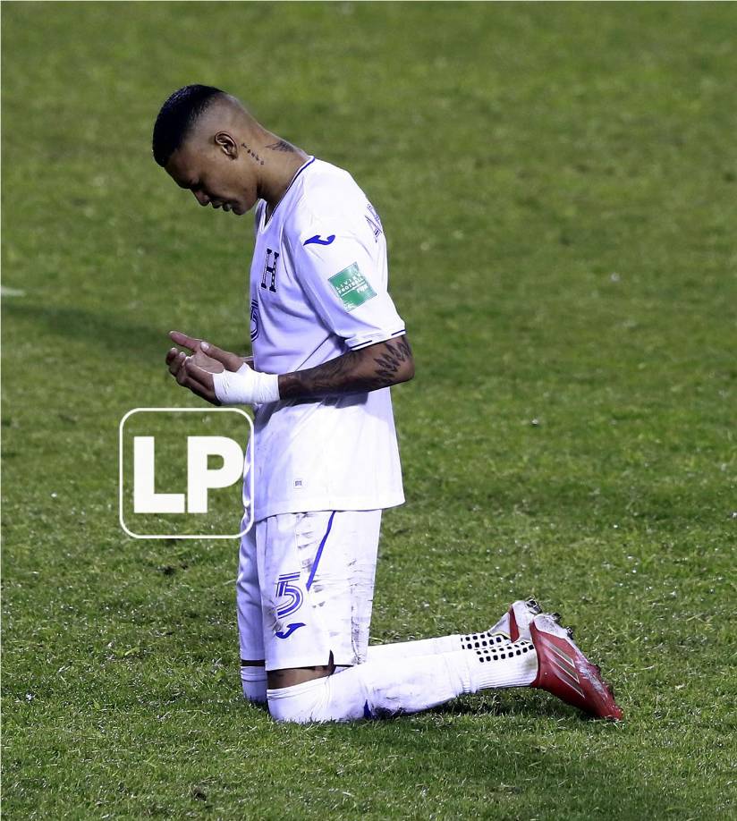 Kervin Arriaga realizando una oración tras el partido.