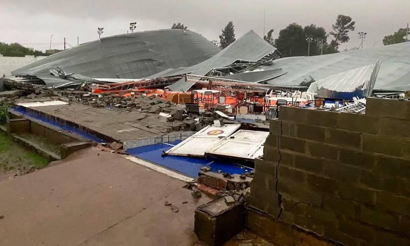 El techo de un edificio se derribó en Argentina dejando al menos 13 muertos.