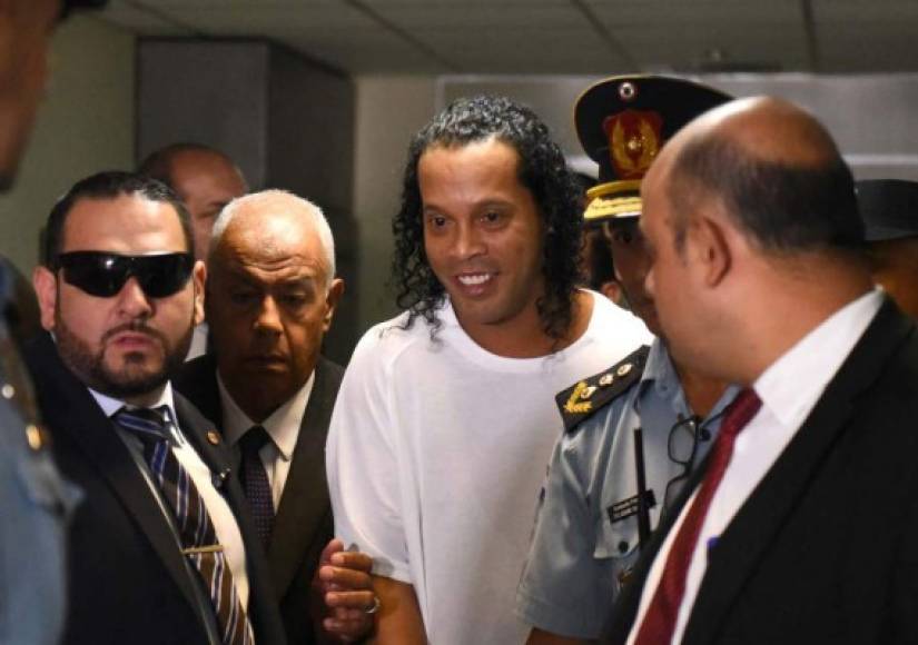 Brazilian retired football player Ronaldinho (C) arrives at Asuncion's Justice Palace to testify about his irregular entry to the country, in Asuncion, on March 6, 2020. - Former Brazilian football star Ronaldinho and his brother have been detained in Paraguay after allegedly using fake passports to enter the South American country, authorities said Wednesday. (Photo by Norberto DUARTE / AFP)