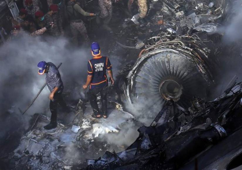 El aparato de Pakistan International Airlines (PIA) estaba a punto de aterrizar cuando se estrelló entre las casas, provocando una explosión y nubes de humo negro que se podían ver desde lejos.
