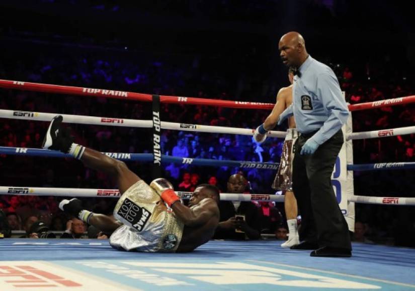 Así se fue a la lona Richard Commey tras los golpes del hondureño.