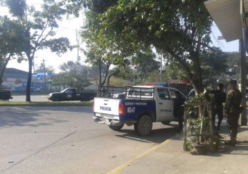 Patrullas de la Policía acordonaron las afueras del centro penal de San Pedro Sula.