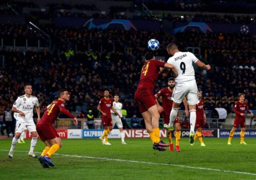 Karim Benzema asistió en el segundo gol del Real Madrid a Lucas Vázquez con este remate de cabeza, en el que le ganó en el salto a Manolas.