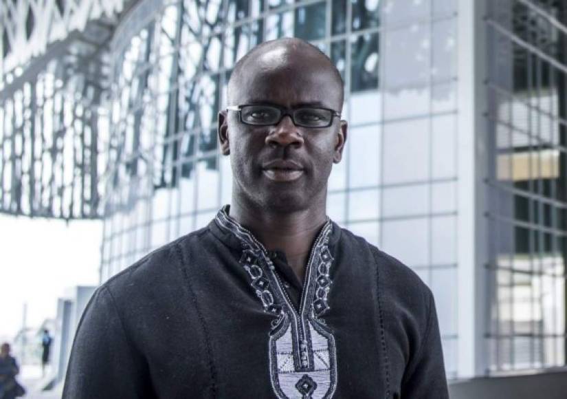 Lilian Thuram: El ex defensor francés se retiró de las canchas debido a una afección cardiaca. Iba a fichar por el PSG procedente del Barcelona cuando al pasar el reconocimiento médico le diagnosticaron esta lesión cardiaca.