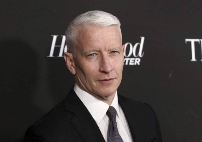 Anderson Cooper<br/><br/>En 2008 el popular periodista apareció en los titulares cuando se mostró al aire con un ojo morado y una venda. Cooper advirtió a los televidentes antes de la transmisión que se sometió a un procedimiento menor para extirpar un cáncer de piel que afortunadamente no se había propagado.<br/>