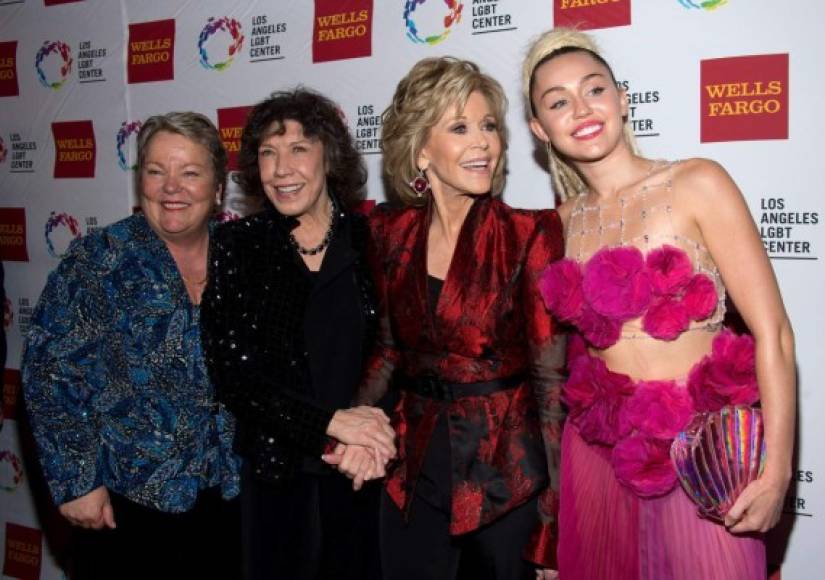 Lorri L. Jean, CEO del centro LGBT de Los Ángeles junto a Lorri L. Jean, Jane Fonda y Miley Cyrus.