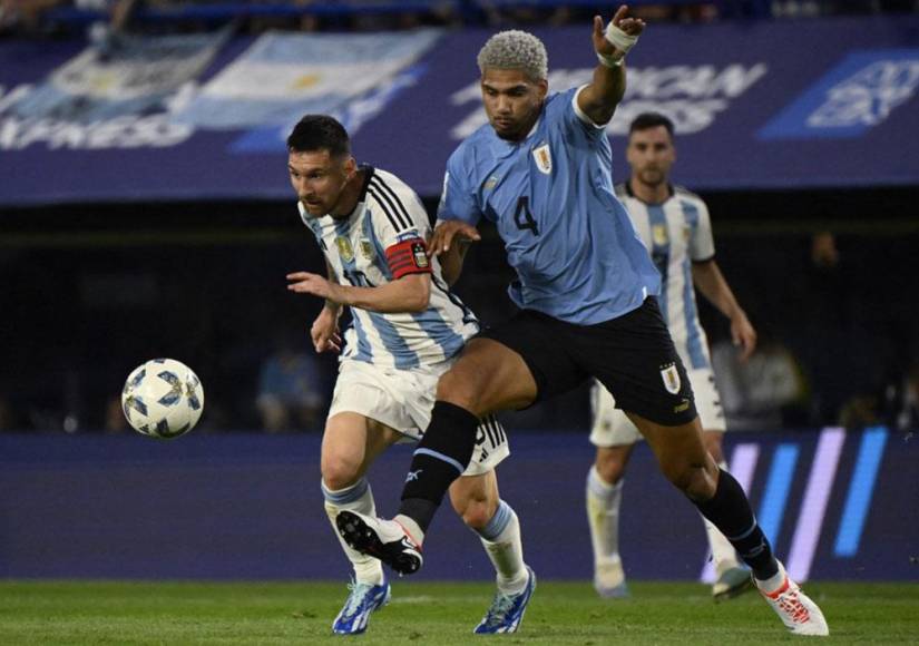 Lionel Messi fue bien marcado por los uruguayos y en el inicio del juego recibió una falta por parte de Ronald Araújo, su excompañero en Barcelona. 