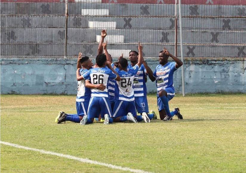 Los jugadores del Victoria celebrando el primer gol del partido contra el Honduras Progreso.