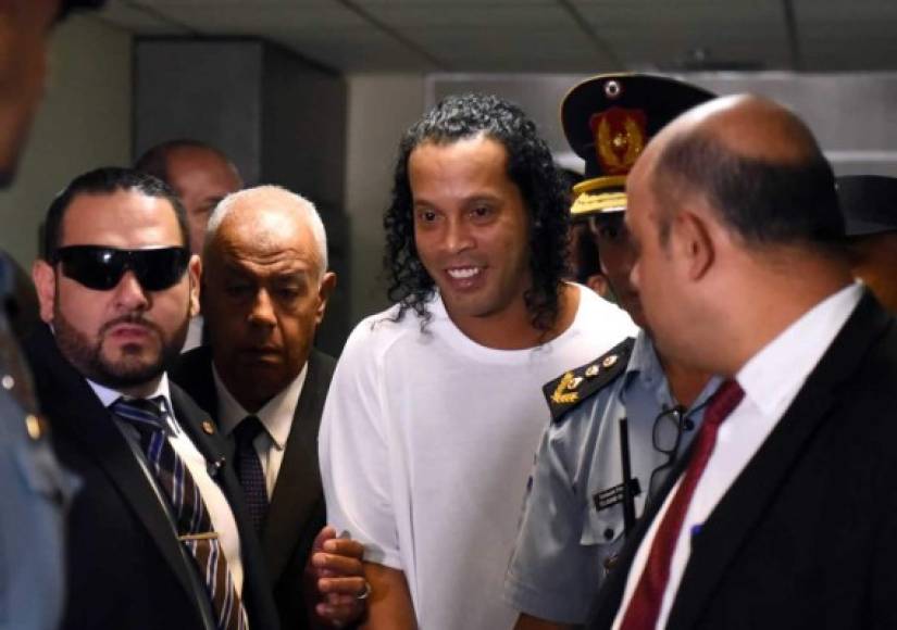 Pese a las circunstancias, Ronaldinho no pierde su sonrisa.