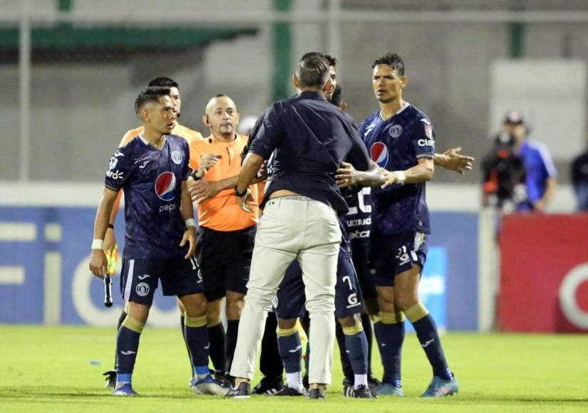 ‘La Tota‘ Medina fue expulsado y se metió al campo a buscar al árbitro Armando Castro para reclamarle.