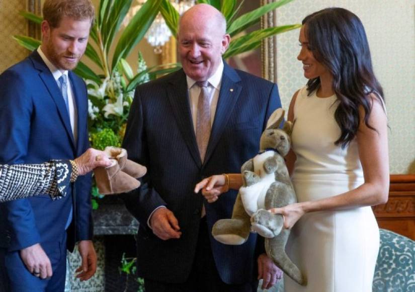 El príncipe Harry y Meghan recibieron varios regalos del gobernador general de Australia, Peter Cosgrove (c), durante una recepción en la Admiralty House de Sídney, Australia, hoy, 16 de octubre de 2018.