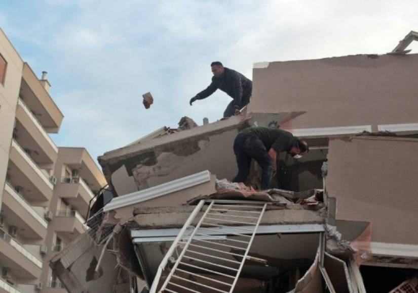 Según informes de los medios de comunicación turcos, al menos seis personas murieron, cientos resultaron heridas y decenas de edificios quedaron destruidos en el terremoto.