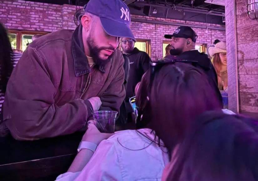 El video al parecer fue grabado en un bar de Nashville, Tennessee, a donde llegó Bad Bunny después de su presentación en esa ciudad.