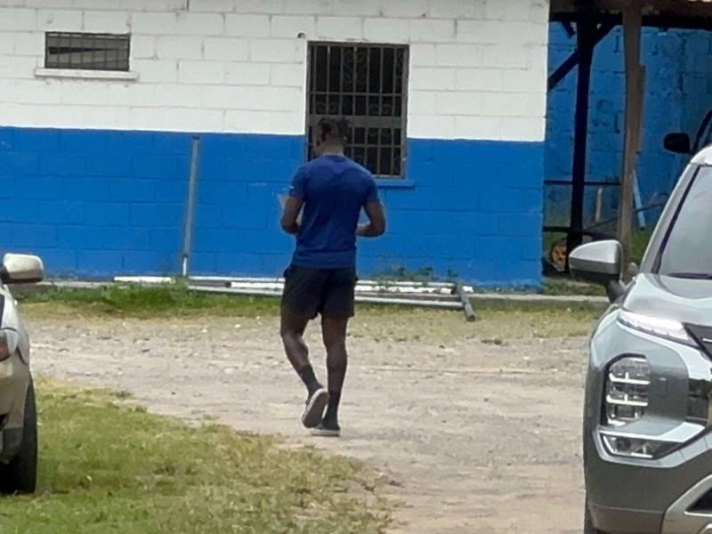 Héctor Aranda se retira de la sede del Victoria.