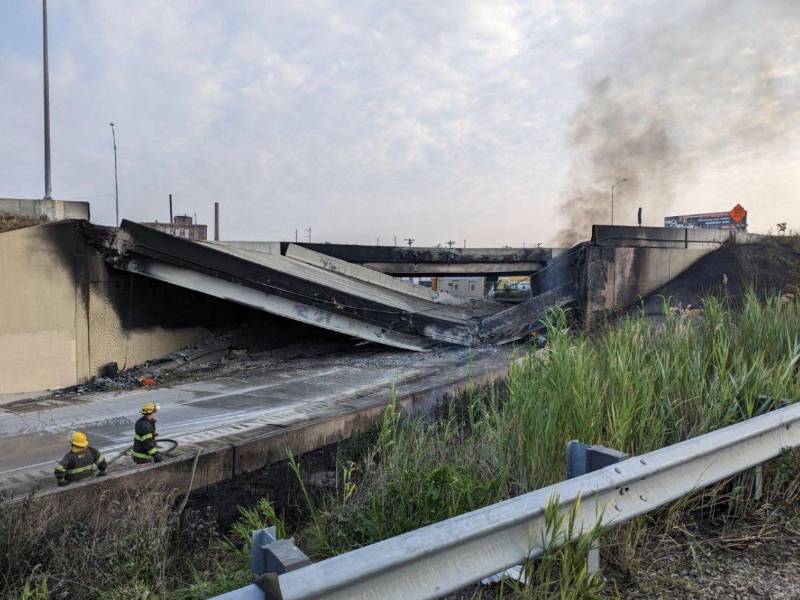 Un incendio causó el colapso de un puente en una de las principales autopistas de Estados Unidos.