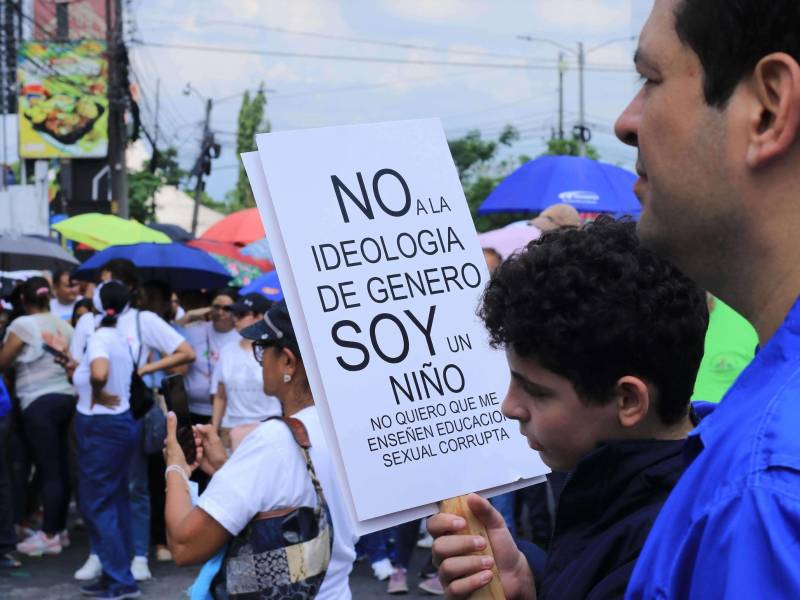 Padres de familia marcharon contra la Ley de Educación Integral.