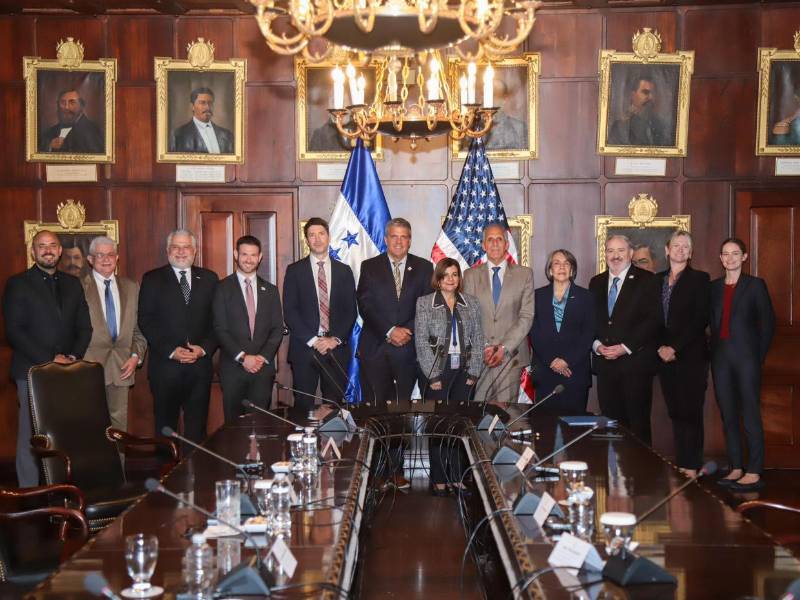 Representantes estadounidenses junto al presidente de Honduras, Nasry Asfura.