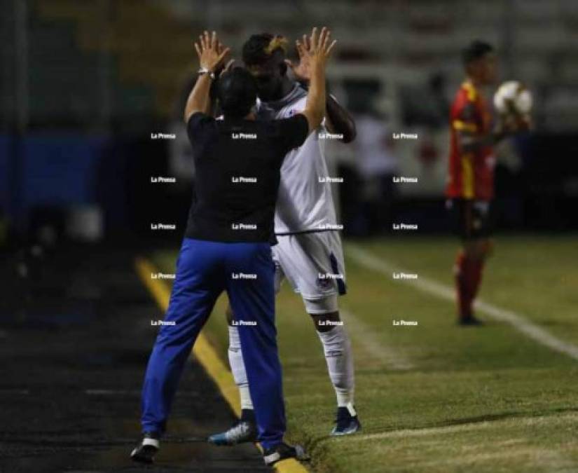 Pedro Troglio se fue a felicitar a Jorge Benguché luego de que el delantero fue sacado del terreno de las acciones. El atacante marcó uno de los goles.