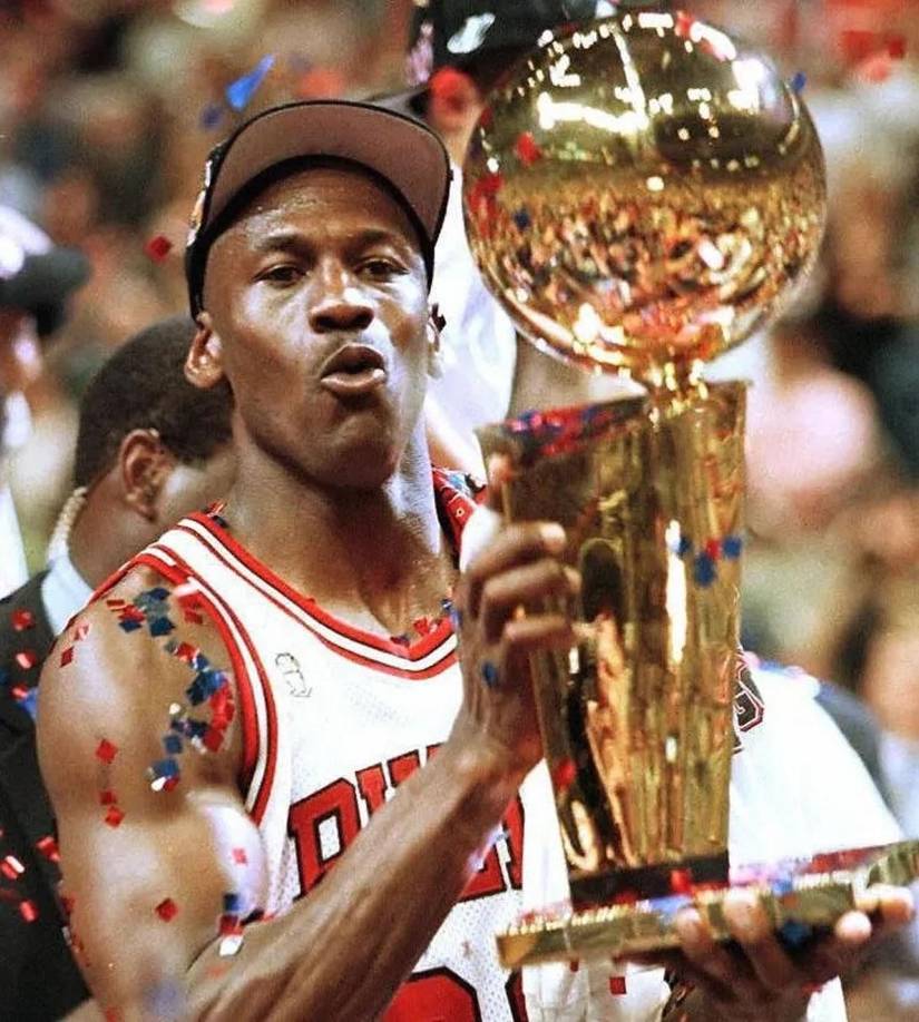 Hoy, al final, se logró vender. Se terminó el embrujo, como algunos medios lo llamaron. Mientras Jordan disfruta de su fortuna, viajando por el mundo, básicamente en yate, con su mujer, Yvette Prieto, no descuida sus finanzas. La que lo tienen como el deportista -ex en este caso- que más dinero gana por año. Cuando ya hace más de dos décadas está retirado.