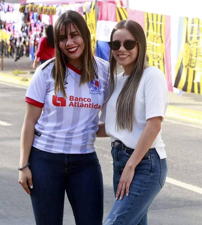 Muchas aficionadas llegaron desde temprano al estadio Morazán para ver la Gran Final.