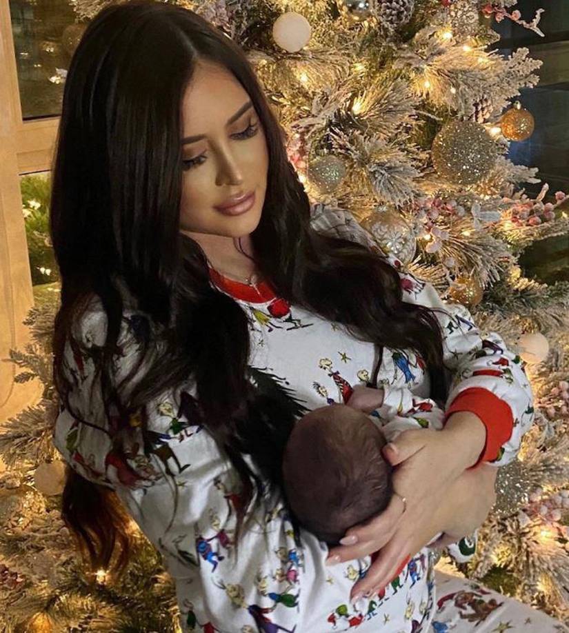 En esta tierna postal se puede ver a Maralee Nichols junto a su bebito durante las pasadas fiestas navideñas.