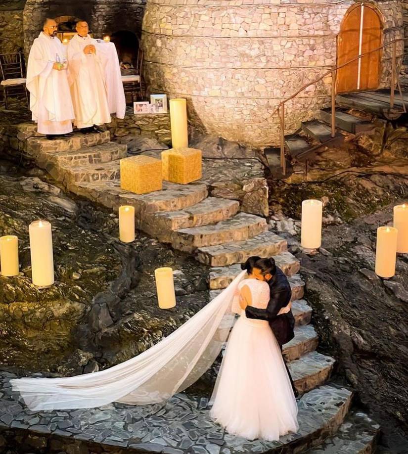  La novia lució dos trajes para su gran día, uno de corte clásico para la ceremonia, que luego cambió por otro vestido más sofisticado de manga larga y cuerpo bordado con pedrería, combinado con una falda de tul con una amplia abertura lateral que dejaba su pierna al descubierto.