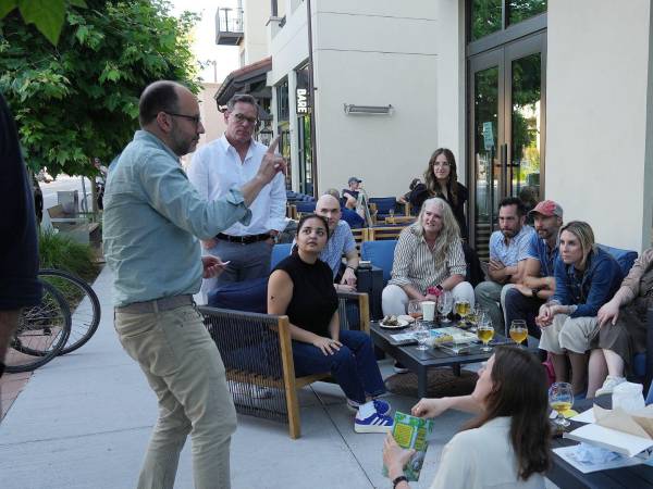 Bebiendo una copa en uno de los nueve restaurantes en Springline, un “resort laboral” que abarca 2.6 hectáreas.