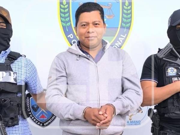 Marco Tulio Pérez Díaz es resguardado por agentes de Unidad Fuerza Tarea de Delitos Violentos de la DPI.