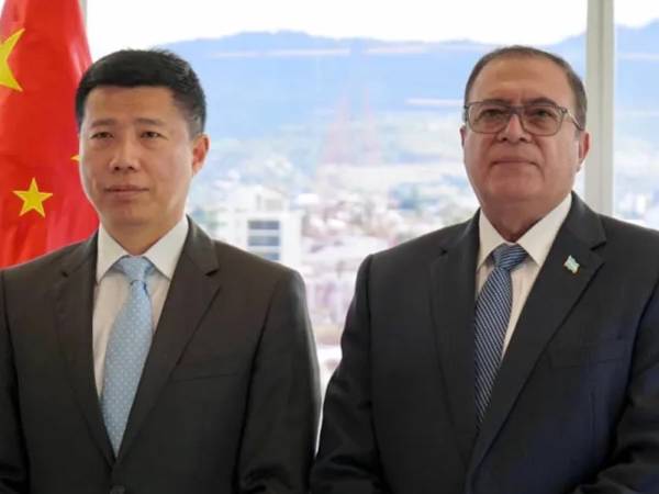 El Embajador de la República Popular China en Honduras, Yu Bo, y el titular de Desarrollo Económico, Fredis Cerrato.